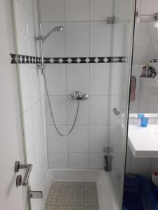 a bathroom with a shower and a sink at Messe Zimmer Düsseldorf Airport in Düsseldorf