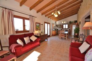 アリアーニにあるFinca Sa Rota 078 by Mallorca Charmeのリビングルーム(赤いソファ付)、キッチン