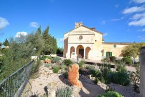アリアーニにある078 Finca Sa Rota VT1953 by Mallorca Charmeの正面に庭園がある古い建物