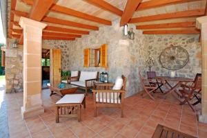 Ein Sitzbereich in der Unterkunft 113 Finca Can Roig ETV955 by Mallorca Charme