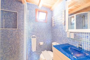 ein blau gefliestes Bad mit einer Dusche und einem Waschbecken in der Unterkunft 113 Finca Can Roig ETV955 by Mallorca Charme in Alcúdia