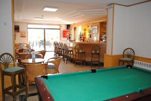 a pool table in a restaurant with a bar at Hotel Bonsol ADULTS ONLY in Lloret de Mar