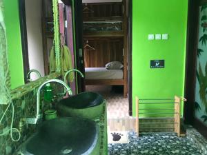Postel nebo postele na pokoji v ubytování WW Backpackers