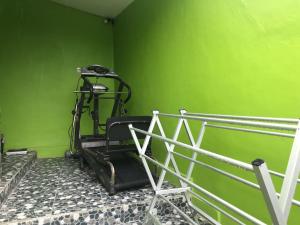 The fitness centre and/or fitness facilities at WW Backpackers