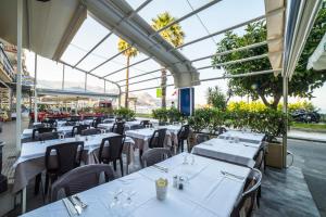 Reštaurácia alebo iné gastronomické zariadenie v ubytovaní Hotel La Sirenetta