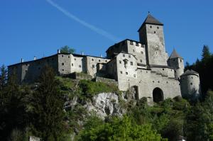 Alpen Ferienwohnung II في Lappago: قلعة فوق جبل