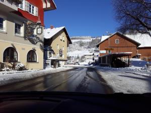 Blick auf eine schneebedeckte Straße mit Gebäuden in der Unterkunft Haus Ritter in Missen-Wilhams