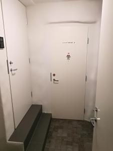La salle de bains est pourvue d'une porte blanche et d'un escalier. dans l'établissement Like Home Apartments Salme 31, à Tallinn