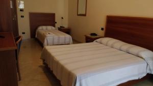 pokój z 2 łóżkami w pokoju hotelowym w obiekcie Hotel La Falconara w mieście Castrovillari