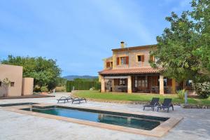 uma casa com piscina em frente a uma casa em Villa Es Triquet 151 by Mallorca Charme em Binissalem
