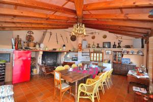 En restaurant eller et andet spisested på Villa Can Bisbe 187 by Mallorca Charme