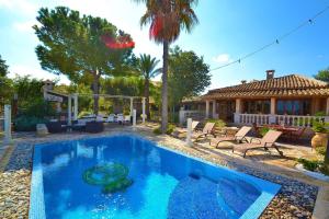 una piscina en un patio con una casa en Villa Can Bisbe 187 by Mallorca Charme, en Muro