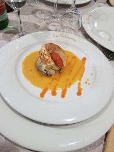 talerz z kawałkiem jedzenia z truskawką w obiekcie Hotel La Falconara w mieście Castrovillari