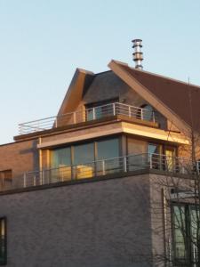 Casa con balcón en la parte superior de un edificio en Vakantie Appartement Ella, en De Haan