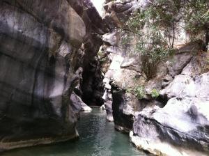 カストロヴィッラリにあるHotel La Falconaraの岩の渓谷の水のプール