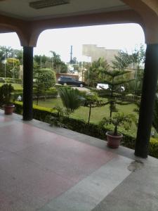 un edificio con vistas a un parque a través de una ventana en Western Meridian Hotel Ltd Bushenyi, en Bushenyi