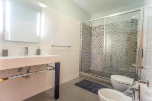 een badkamer met douche, wastafel en toilet bij Pegada By Algartur in Tavira +42 foto's