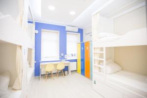 Двухъярусная кровать или двухъярусные кровати в номере Hostel 60