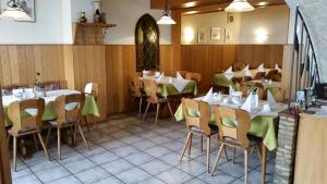 un comedor con mesas y sillas en un restaurante en Hotel Garni Eckschänke, en Bad Neuenahr-Ahrweiler