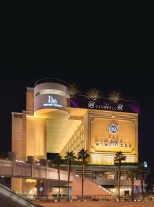 een groot gebouw met 's nachts een bord bij The Cromwell Hotel & Casino in Las Vegas