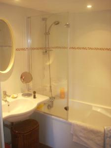 Ванная комната в No 2 route de la maronne, Loupiac la Gare