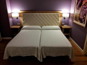 A bed or beds in a room at Hospedería Santa Elena