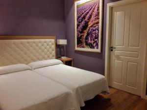 A bed or beds in a room at Hospedería Santa Elena