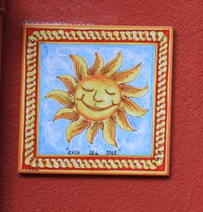 トラッペートにあるCasa del Soleの壁面太陽図