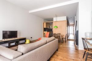 sala de estar con sofá y mesa en Bella Easo - Iberorent Apartments, en San Sebastián