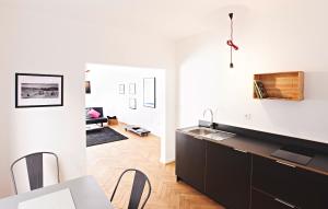 uma cozinha e sala de estar com mesa e cadeiras em SOON appartements em Simmern