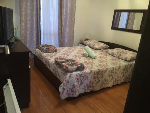 Dormitorio pequeño con cama y TV en Apartment Nesrine, en Bihać