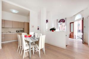 eine Küche und ein Esszimmer mit einem Tisch und Stühlen in der Unterkunft Residence La Fontaine in Lido di Venezia