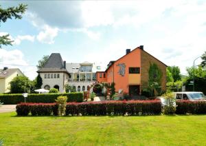 een huis met een gazon ervoor bij Gästehaus Wein im Turm in Longuich