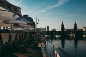 ベルリンにあるShipotel-Berlin GmbH, Shipotel Eastern & Shipotel Westernの橋を背景に川の景色