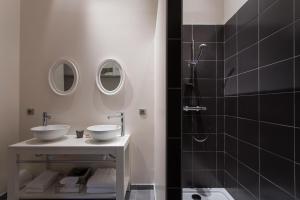 a bathroom with two sinks and a shower at Château de Pierreclos in Pierreclos