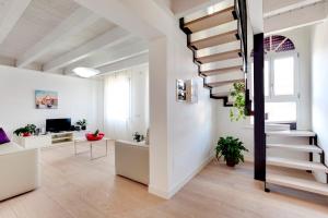 ein Wohnzimmer mit einer Wendeltreppe in einem Gebäude in der Unterkunft Residence La Fontaine in Lido di Venezia