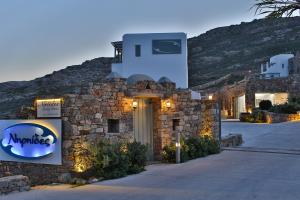 Foto dalla galleria di Niriides Homes & Villas a Elia Beach