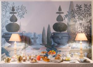 una mesa con comida en ella con dos lámparas en Château de Pierreclos, en Pierreclos