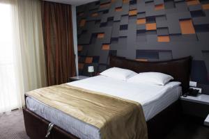 Postel nebo postele na pokoji v ubytování Garni Hotel Hollywoodland Wellness & Aquapark