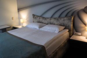 Postel nebo postele na pokoji v ubytování Garni Hotel Hollywoodland Wellness & Aquapark