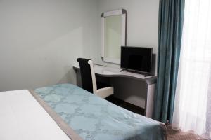 TV a/nebo společenská místnost v ubytování Garni Hotel Hollywoodland Wellness & Aquapark