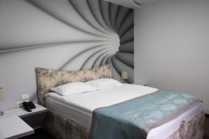 Postel nebo postele na pokoji v ubytování Garni Hotel Hollywoodland Wellness & Aquapark