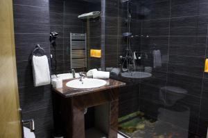 Koupelna v ubytování Garni Hotel Hollywoodland Wellness & Aquapark