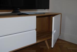 einen Schreibtisch mit einem TV darüber in der Unterkunft My Home in Vienna - Smart Apartments - Margareten in Wien