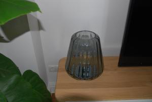 eine Glasvase auf einem Tisch in der Unterkunft My Home in Vienna - Smart Apartments - Margareten in Wien + 37 Fotos