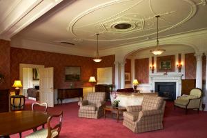 Kuchyň nebo kuchyňský kout v ubytování Luton Hoo Hotel, Golf and Spa