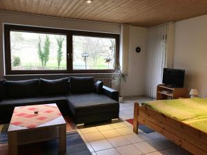 sala de estar con sofá y cama en Haus Brengartner, en Münstertal