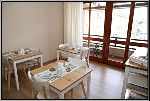 Reštaurácia alebo iné gastronomické zariadenie v ubytovaní Tosca B&B