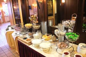 bufet z wieloma miskami jedzenia na stole w obiekcie Central-Hotel w mieście Winterberg