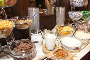 een buffet met veel verschillende soorten eten op tafel bij Central-Hotel in Winterberg